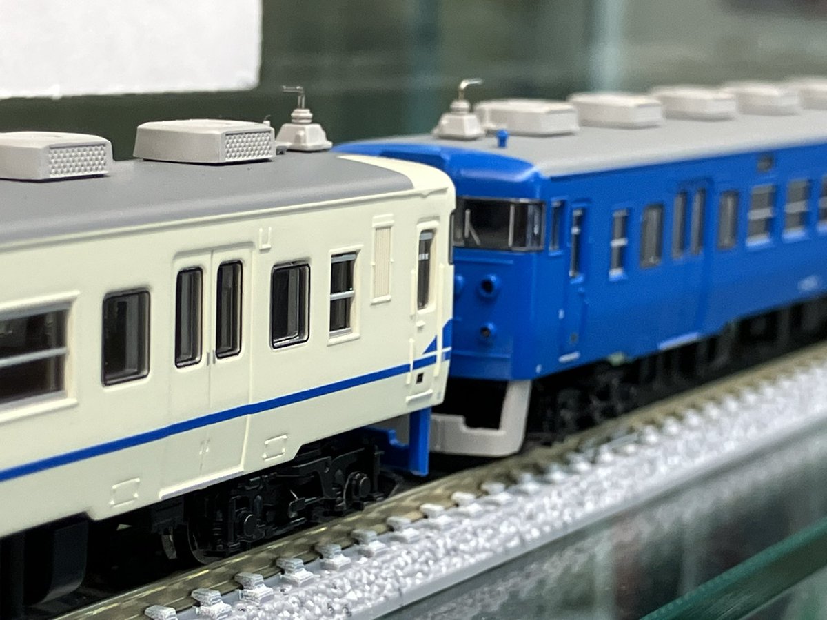 MSK_models's tweet image. モデルショップ マルーン、本日も19:30まで営業しております！

ショーケースひな壇ではあいの風とやま鉄道413系2種を展示中！
また、製品にはAM02編成引退ラストランツアー運行時に掲出されたヘッドマークとサボがシールに収録されています。