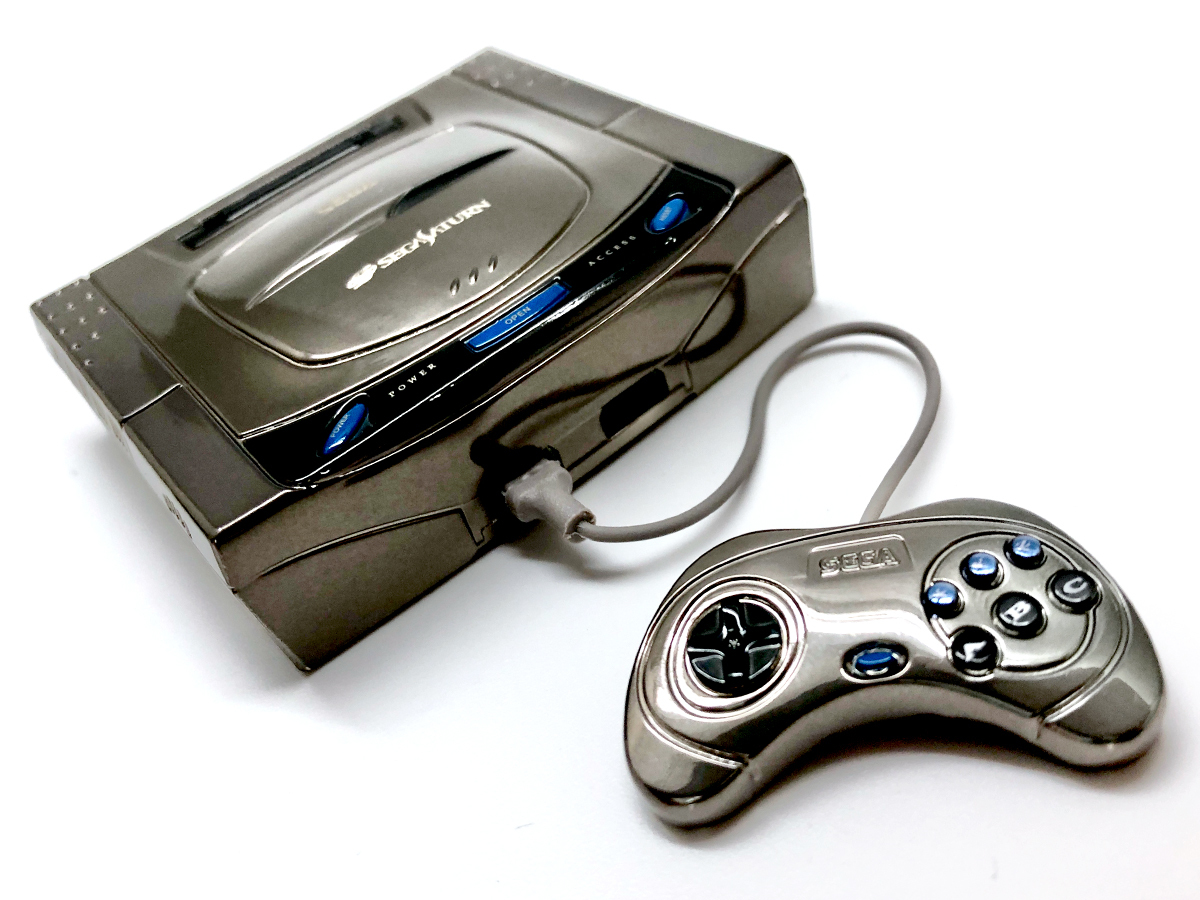 SEGA_OFFICIAL's tweet image. ＼11月22日は #セガサターン の誕生日🪐／

わずか55mmのサイズに凝縮し再現された実機のディテールに、金属製ならではの重量感が魅力のアイテム。
ダイキャスト製フィギュア『セガハード　ブライトアーツギャラリー　セガサターン』

「SEGA STORE TOKYO」でもお取扱中です！
store.jp.square-enix.com/category/SEGA_…