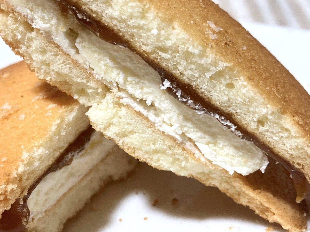 ヤマザキ 生キャラメルクッキーサンド。クッキーはマーガリンの風味が