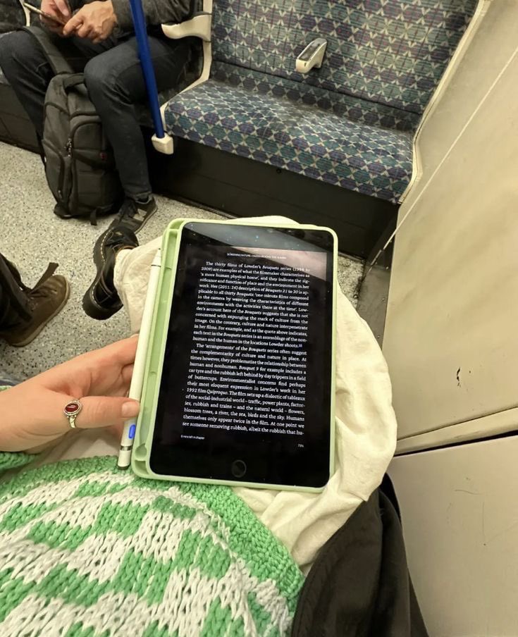 dscneto_'s tweet image. #CommuterLife #UndergroundReads #ReadingTime #EreaderLife #TravelReading #WorkLifeBalance