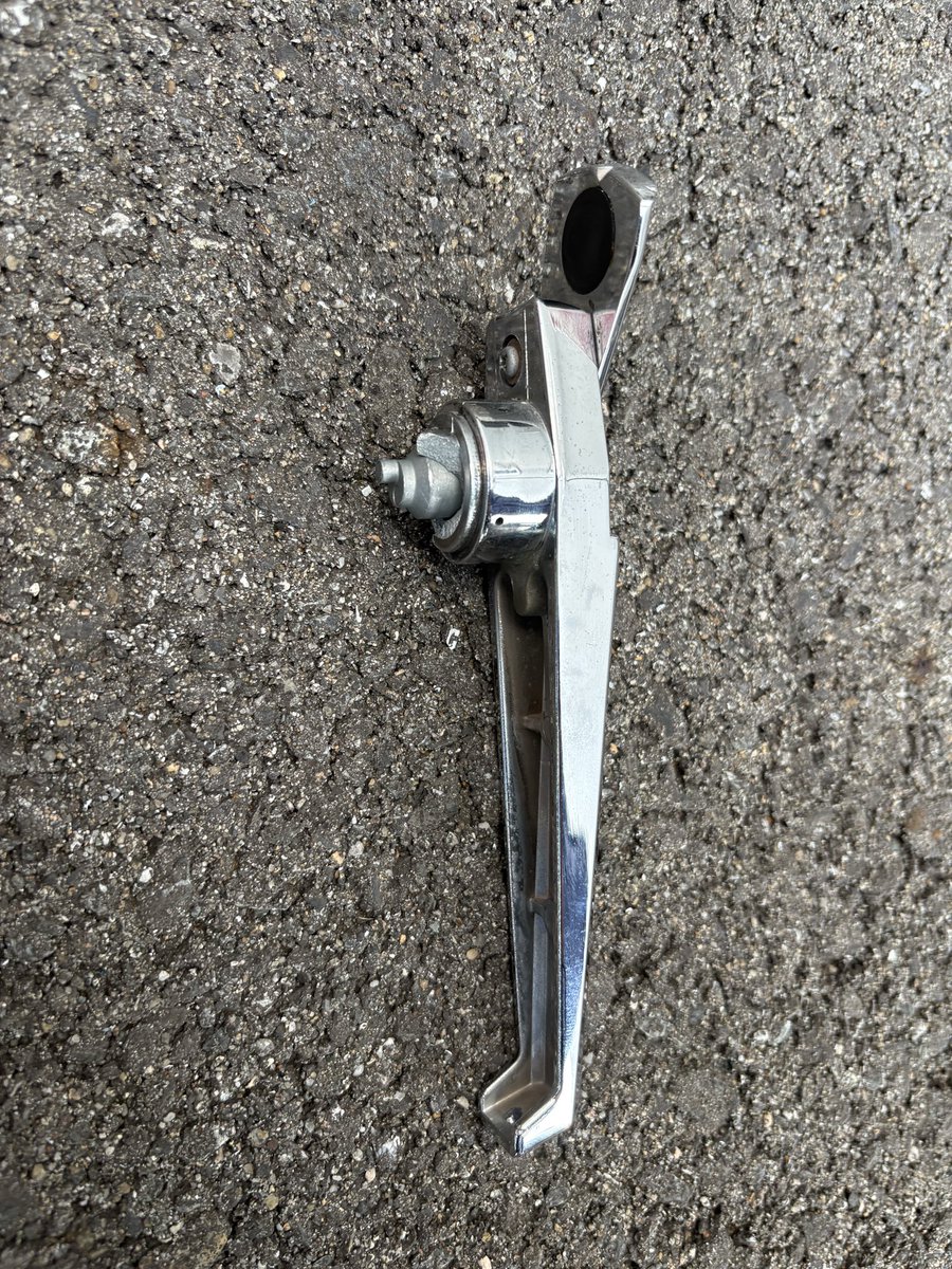 zechizeno's tweet photo. キュービクル扉のハンドルが折れたと連絡があり、取り替えま���た。
物流倉庫でトラックが引っ掛けたとのことでした。
お客さんが壊れたタイミングで連絡してくれたから助かった…
点検に来て「扉開かんやん！」ってなるのが1番困る😇 https://t.co/4TqUDY0Wre