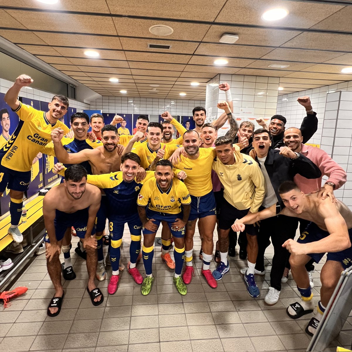 Hoy por aquí celebramos doble victoria.

Mi camiseta favorita ya está en casa. 🙂