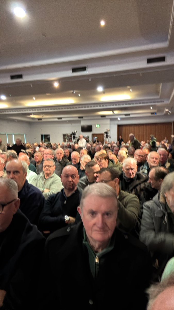 WavejumperOne's tweet image. The board would have you believe the AGM was an ultras-infiltrated hatefest. 

Check the reality.