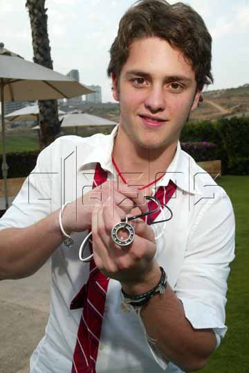 🔙 Christopher Uckermann em sessão de fotos para divulgação dos "Collares Rebelde by Ferbuss", nos bastidores das gravações de Rebelde no México, em 21 de novembro de 2005.