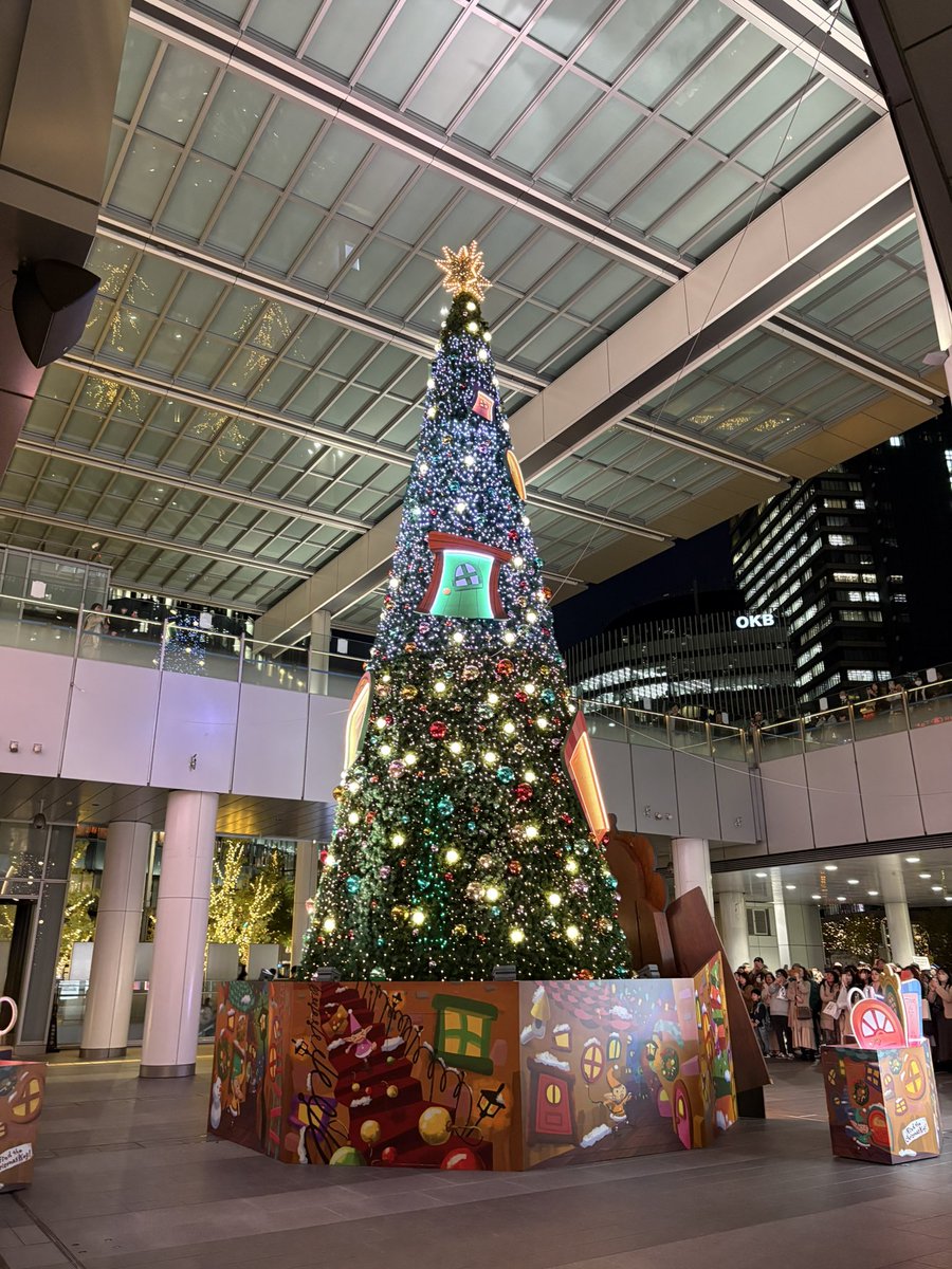 saokaku7's tweet image. 名古屋ゼミが終わると
すっかり夜景になってました
名古屋駅前のクリスマスツリー🌲が
綺麗でした✨

素敵な名古屋の受講生達
笑ったり涙になったり
本当に愛おしい学びの時間です
#名古屋　#保健師　#看護師　#クリスマスツリー