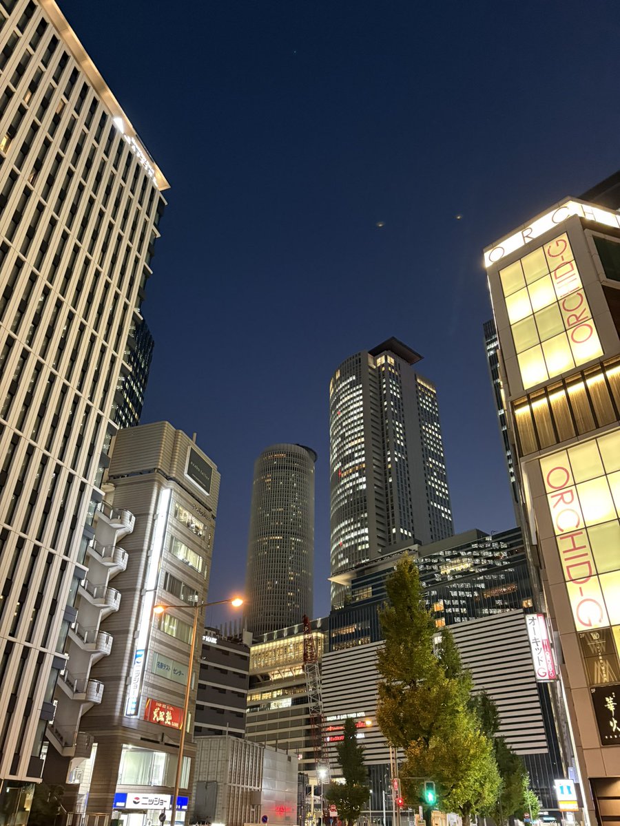 saokaku7's tweet image. 名古屋ゼミが終わると
すっかり夜景になってました
名古屋駅前のクリスマスツリー🌲が
綺麗でした✨

素敵な名古屋の受講生達
笑ったり涙になったり
本当に愛おしい学びの時間です
#名古屋　#保健師　#看護師　#クリスマスツリー