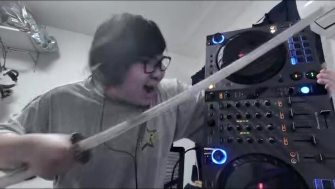 druuuunks's tweet image. Drunks party first day was like: