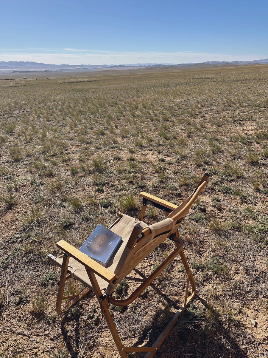 her0simzz's tweet image. 몽골 초원독서 진짜 낭만이었네; 2달 전인데 전생같다,,