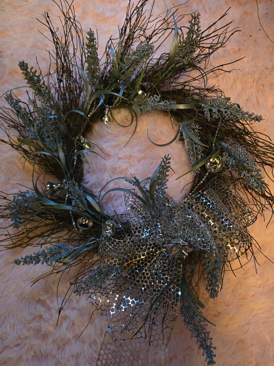 Paxtree's tweet image. Busy week. Cleaning Grape vines and I thought; “Waste not, want not.” quote from 1576 in, The Paradise of Dainty Devices by Richard Edwardes. So,  I gifted all the Neighbours. 

#grapevine #grapes #wreaths #gifting
#SpiritualEncouragement #SpiritualMotivation