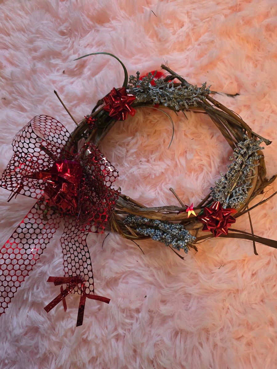 Paxtree's tweet image. Busy week. Cleaning Grape vines and I thought; “Waste not, want not.” quote from 1576 in, The Paradise of Dainty Devices by Richard Edwardes. So,  I gifted all the Neighbours. 

#grapevine #grapes #wreaths #gifting
#SpiritualEncouragement #SpiritualMotivation