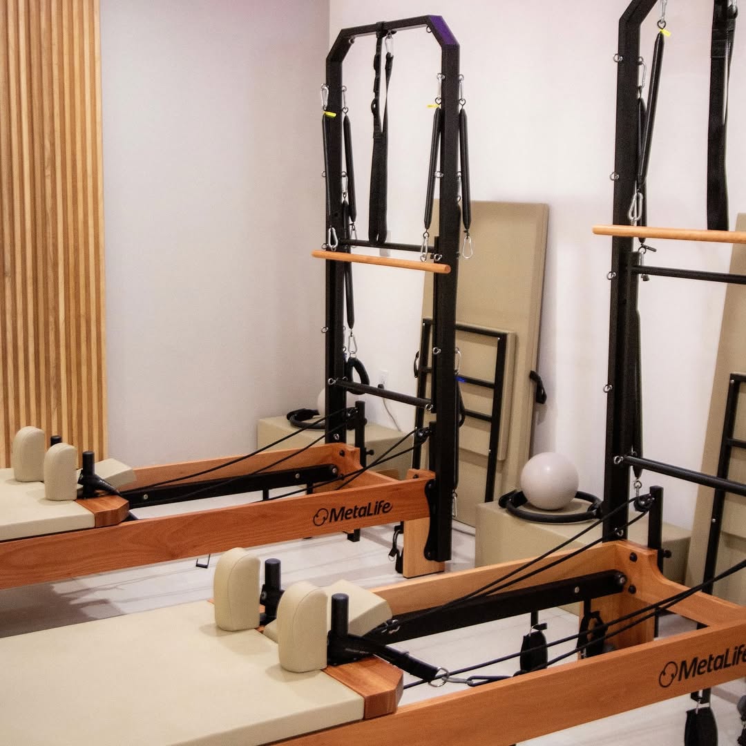 TheStudioMX_'s tweet photo. Pure vibes &amp; aesthetic only

¿Ya visitaste nuestro estudio en Marina Vallarta?
Rodeado de palmeras, sol y a solo unos metros del agua — un verdadero paraíso Pilates
🤍🌞🧘‍♀️
.
.
.
#marinavallarta #pilatesstudio #pilatesvibes #puertovallarta #reformerstudio #pilatesmexico https://t.co/BrloLhPL7d