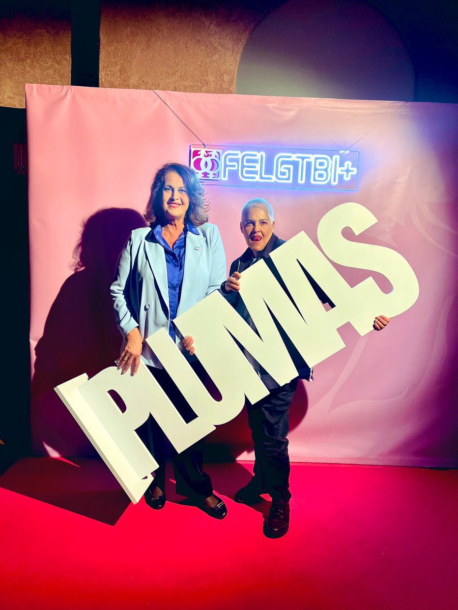 Esta noche en los Premios #Plumas2025 de la <a href="/FELGTBI/">Federación Estatal LGTBI+</a> con <a href="/manuelabergerot/">Manuela Bergerot</a> y <a href="/EduardoFRub/">Eduardo Rubiño 🏳️‍🌈</a>, tuve el honor de entregar junto a <a href="/piglesiascampos/">Paula Iglesias Campos</a> el Premio al activismo a mi amiga <a href="/USangil/">Uge Sangil</a> ex Presidenta de #FELGTBI+ visibilidad y valentía. Entre los galardonados Rodrigo Cuevas,