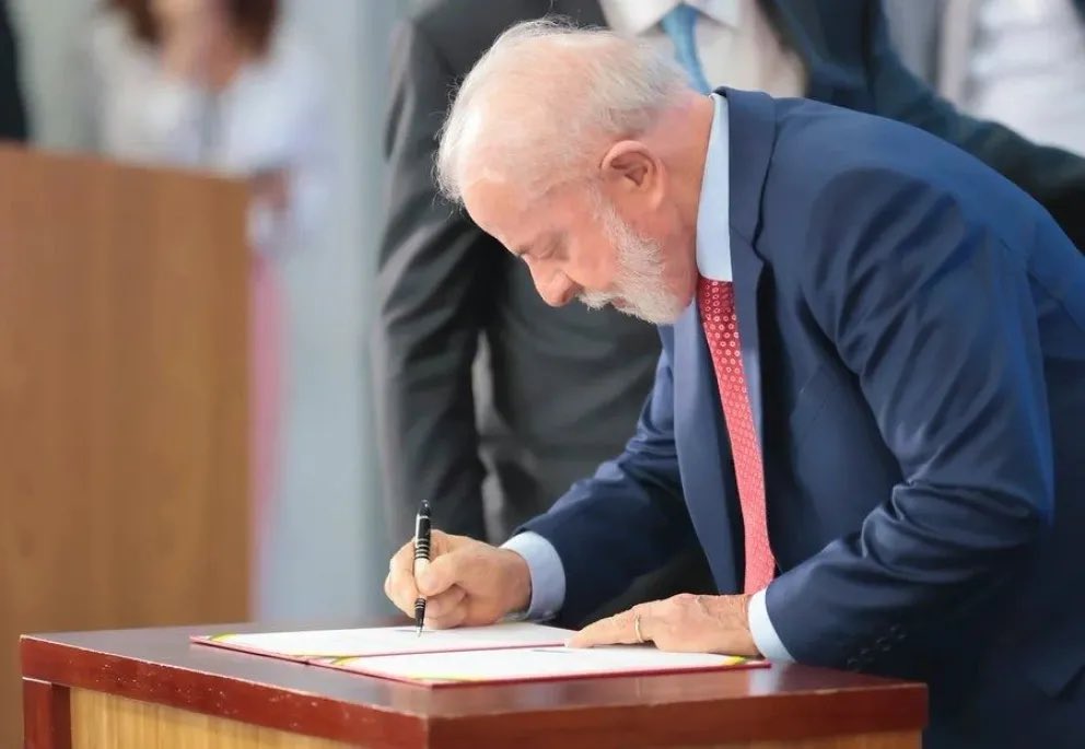 🇧🇷 Lula aprobó la prohibición del lenguaje inclusivo en la administración pública. 

Es  <a href="/LulaOficial/">Lula</a> ! queridos compañeros del peronismo progre a quienes les he planteado este tema tantas veces ! 

<a href="/NacI_Io/">Nacho</a> <a href="/SperoniIris/">Iris Speroni 🇦🇷⭐️⭐️⭐️🇦🇷</a> <a href="/magariovero/">Verónica Magario</a> <a href="/AsisOberdan/">Jorge Asis</a> 

eldesafiosemanario.blogspot.com/2025/11/brasil…