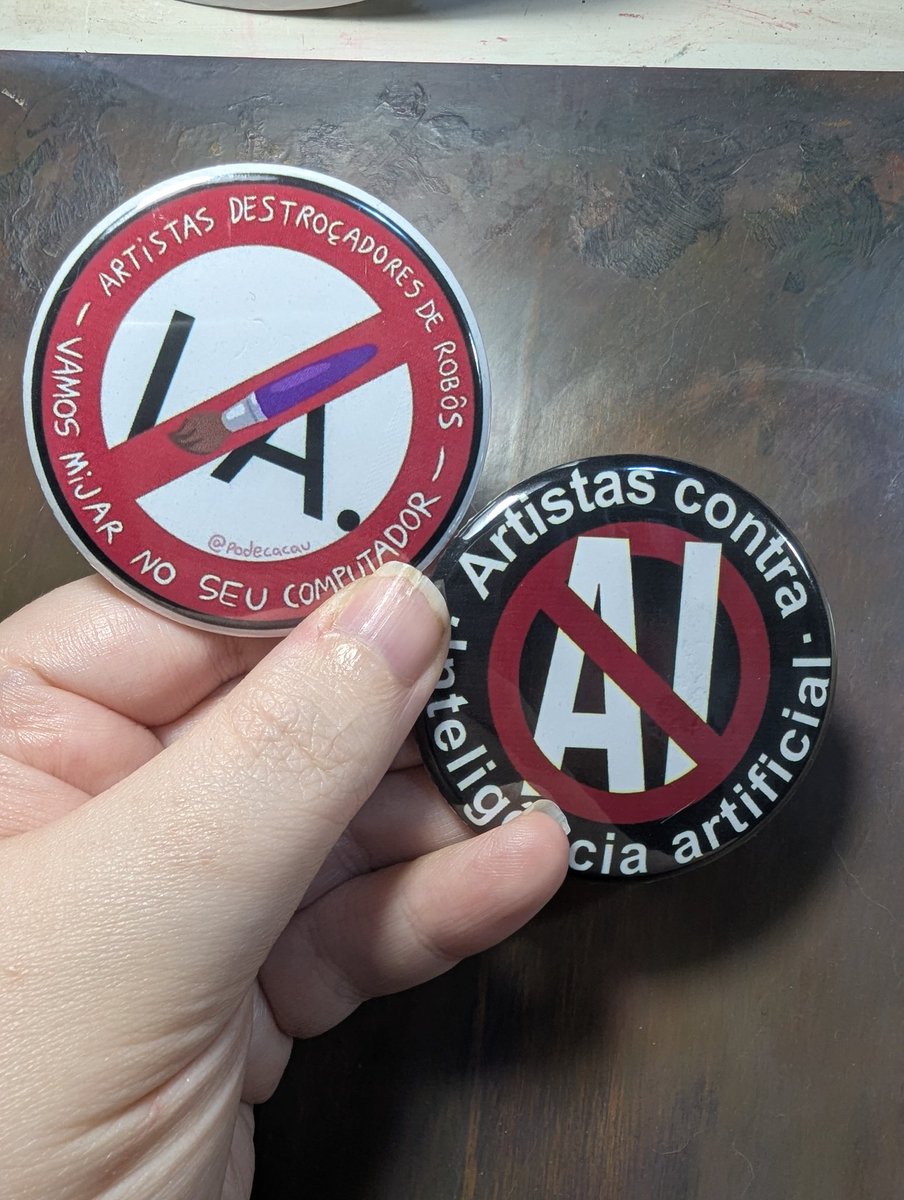 Galerinha da ccxp, lembrando que eu vou estar distribuindo bottom pra Galera que tivrr credencial do artist alley. Só passar na minha mesa, j11-12