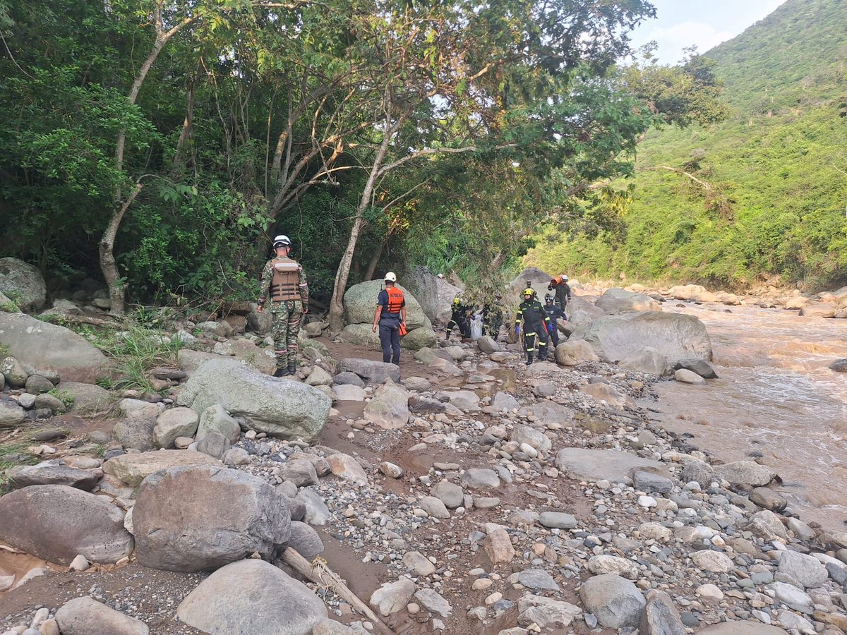 #EsNoticia I En la vereda La Vega, municipio de Tibacuy, #Cundinamarca, nuestros soldados rescatistas, junto a organismos de socorro, hallaron a una de las personas desaparecidas tras la emergencia presentada por una creciente súbita.

Expresamos nuestra solidaridad con las