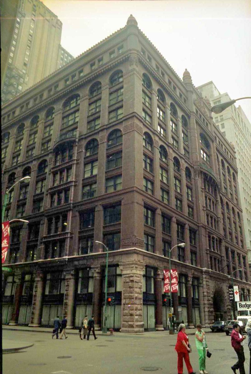 El edificio Rookery de 1888 fue uno de los primeros rascacielos del mundo y el mas antiguo de Chicago. Sentó las bases de lo que sería la Escuela de Chicago con estructura de acero y muros exteriores con  decoración entre románica y renacentista italiana. Foto mía de mayo 1984.