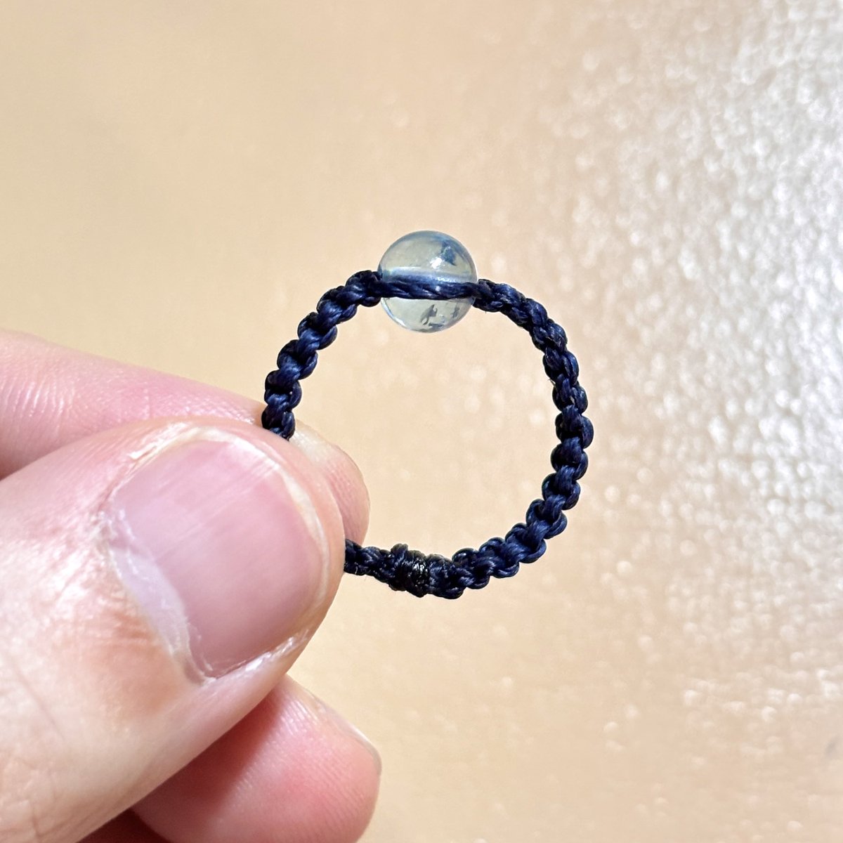 スカイブルートパーズのリング編んでみたけど、どっちの紐の色がいいんだろう🤔