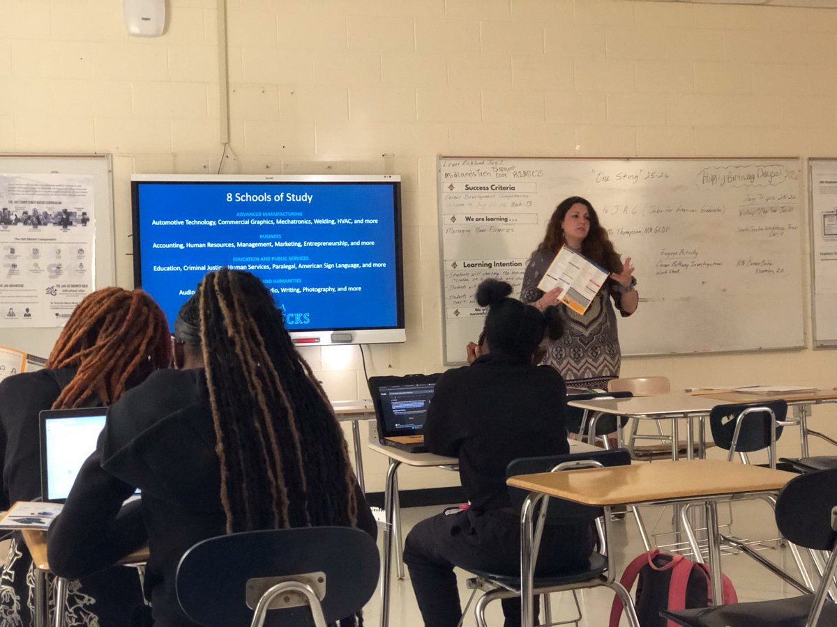 SCTechSystem's tweet image. This week, JAG-SC students at Lower Richland High School participated in three Career Cafes. Representatives from the Armed Services, healthcare sector, and @MidlandsTech spoke with students on various aspects of becoming college and career ready.   
#scjag