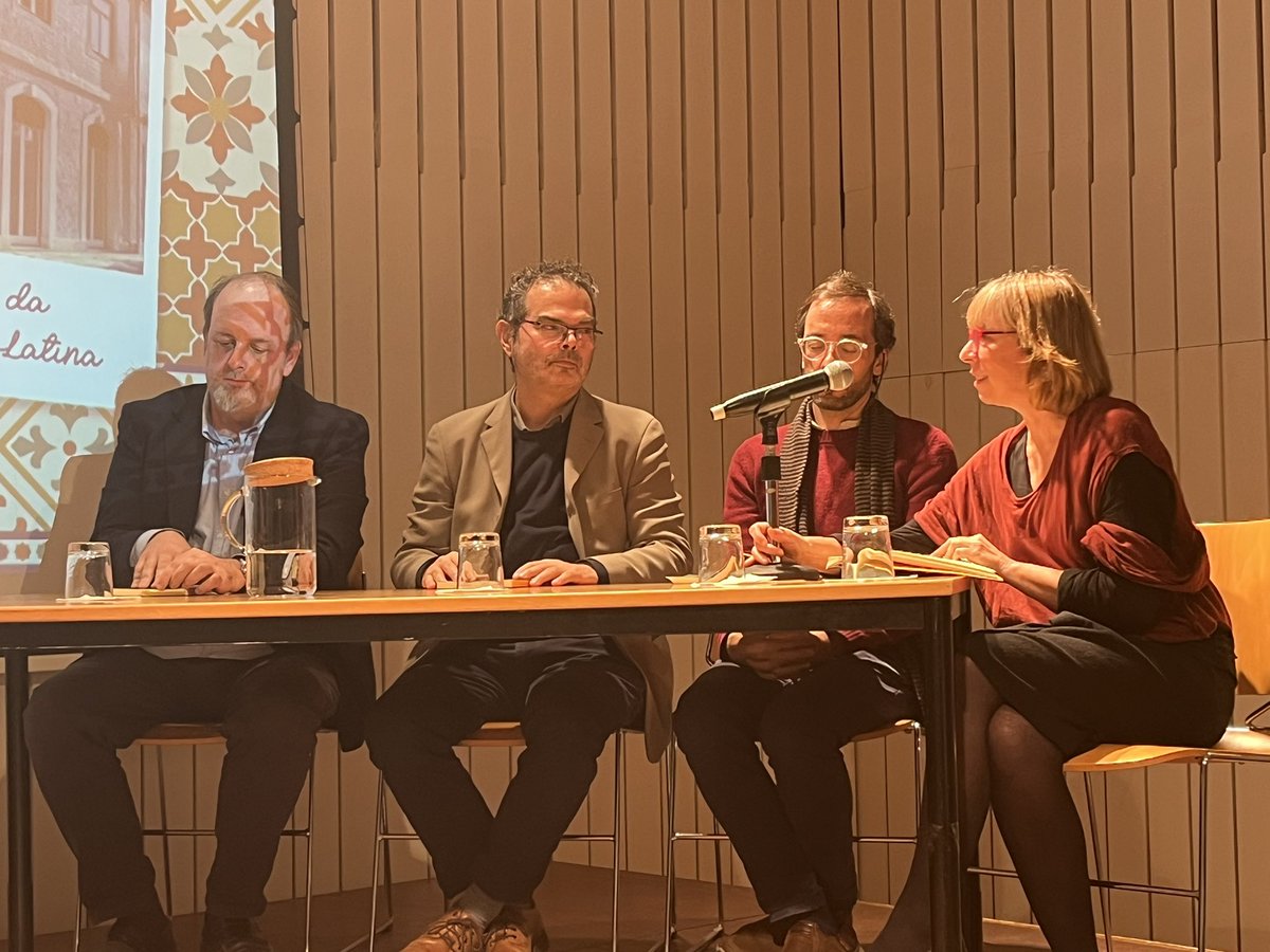 BrunoBFigueroa's tweet image. A la firma de este acuerdo siguió el evento “La poesía habita en la universidad”, un encuentro que integró lecturas de poesía portuguesa y sus traducciones al español, diálogos literarios y un emotivo homenaje a los poetas 🇵🇹 Nuno Júdice y Ana Luisa Amaral. @uanl @casamericalat