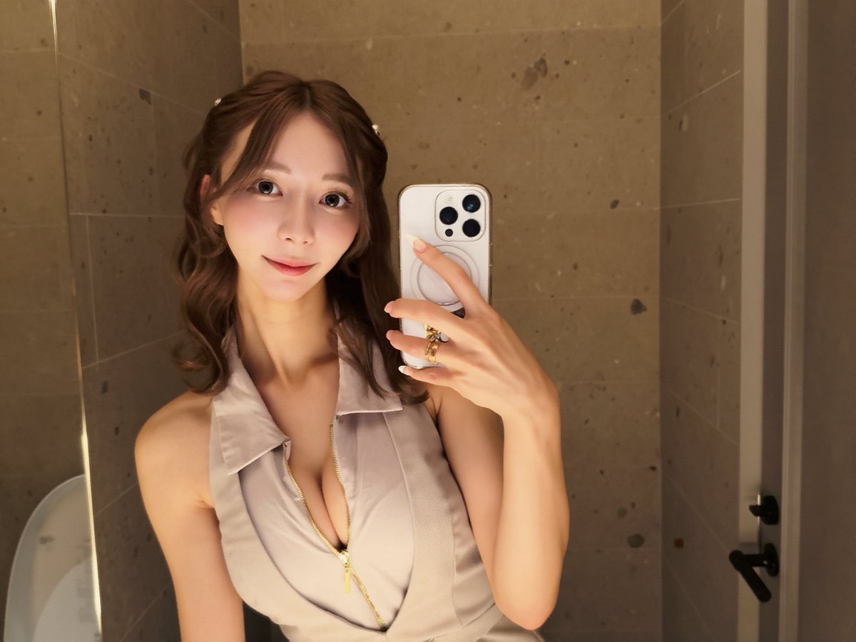 a_achu04's tweet photo. 女の子って大変だけど楽しい🙂‍↕️

最近さらに痩せた?って聞かれること多いけど、不健康な痩せ方は絶対してないしなんなら二郎を夜ご飯で食べて、マックのセットと三角チョコパイを夜中に食べて、朝の6時頃にフルーツとサンドイッチとヨーグルトの朝ごはん食べるから笑笑

 #21歳  #北新地 https://t.co/xttm5QwfJQ