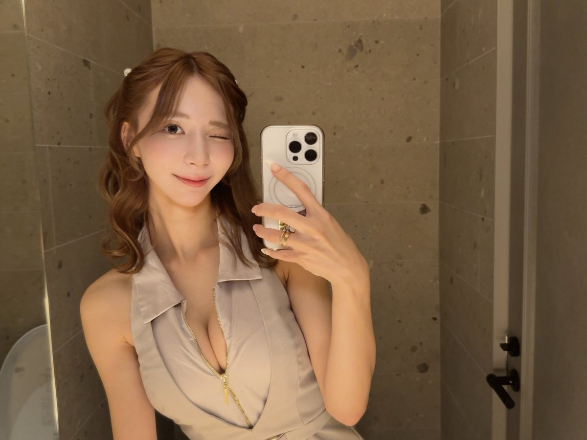 a_achu04's tweet photo. 女の子って大変だけど楽しい🙂‍↕️

最近さらに痩せた?って聞かれること多いけど、不健康な痩せ方は絶対してないしなんなら二郎を夜ご飯で食べて、マックのセットと三角チョコパイを夜中に食べて、朝の6時頃にフルーツとサンドイッチとヨーグルトの朝ごはん食べるから笑笑

 #21歳  #北新地 https://t.co/xttm5QwfJQ