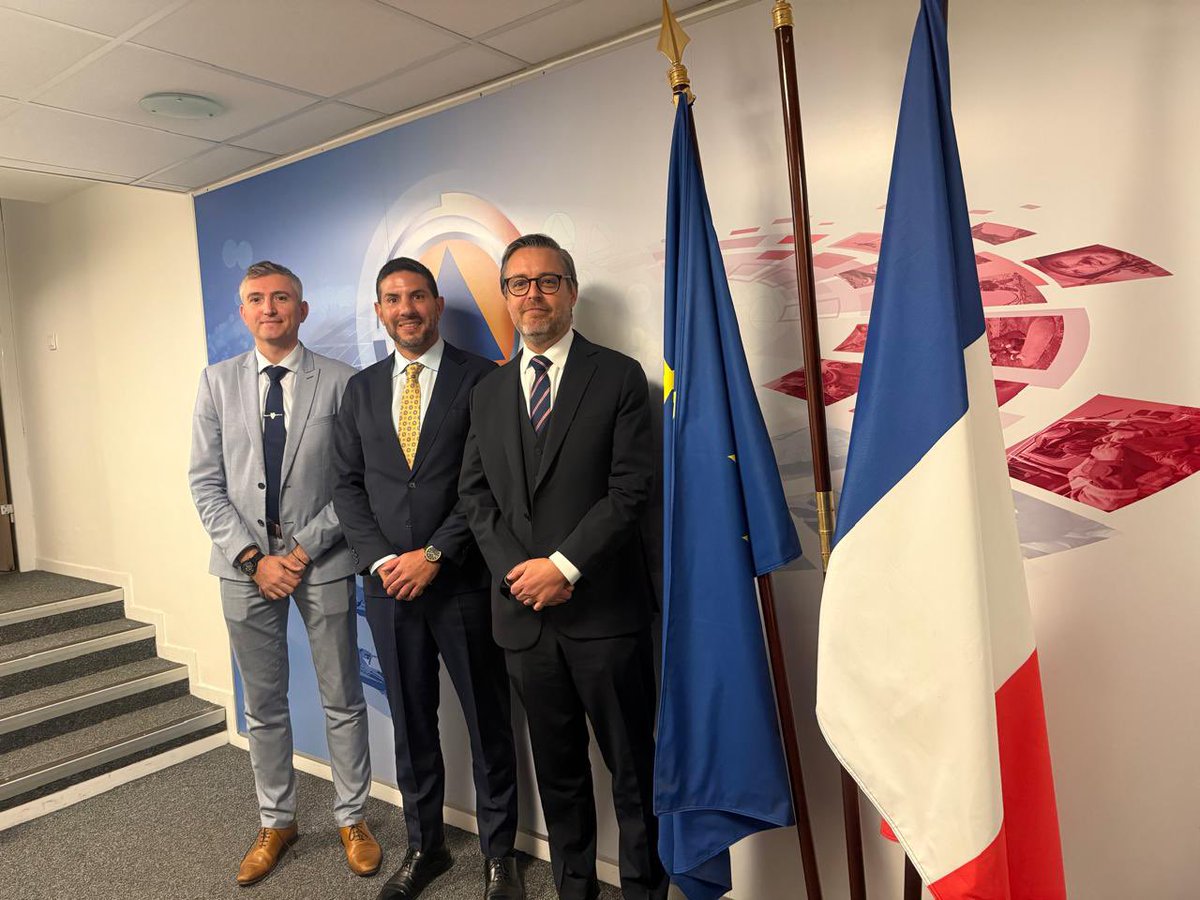 ECU911_'s tweet photo. El Director General del #ECU911, @JCPaladines participó en #MilipolParis, una de las ferias internacionales más importantes en materia de seguridad y protección. En este marco, mantuvo reuniones clave con el Ministro del Interior de #Francia, Alexandre Jouassard, y con la embajadora del Ecuador en ese país, Ana María Pesantes.

Estos espacios de articulación internacional permiten avanzar en acuerdos, cooperación técnica y fortalecimiento de alianzas estratégicas que aportan a una gestión más efectiva en la coordinación de emergencias y seguridad.

#ECU911BrindaSeguridadIntegral
