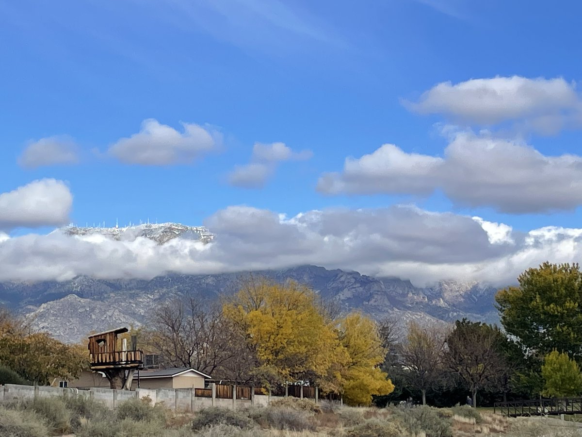 Howtobefit's tweet image. Snow on the Sandias (as opposed to the hoar frost in Monday&apos;s photos). From the towers at the north end to the snow at the top of the Pino Trail, it&apos;s a pretty good snow and will help to get the Sandia Peak Ski area open next month!