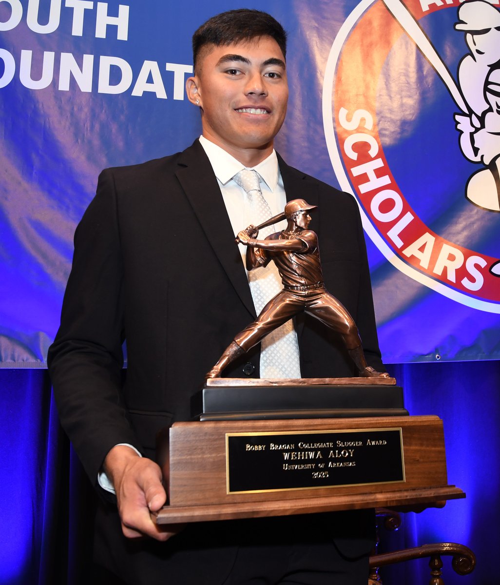 RazorbackBSB's tweet image. Your winner of the 2025 Bobby Bragan National Collegiate Slugger Award: Wehiwa Aloy 🤙
