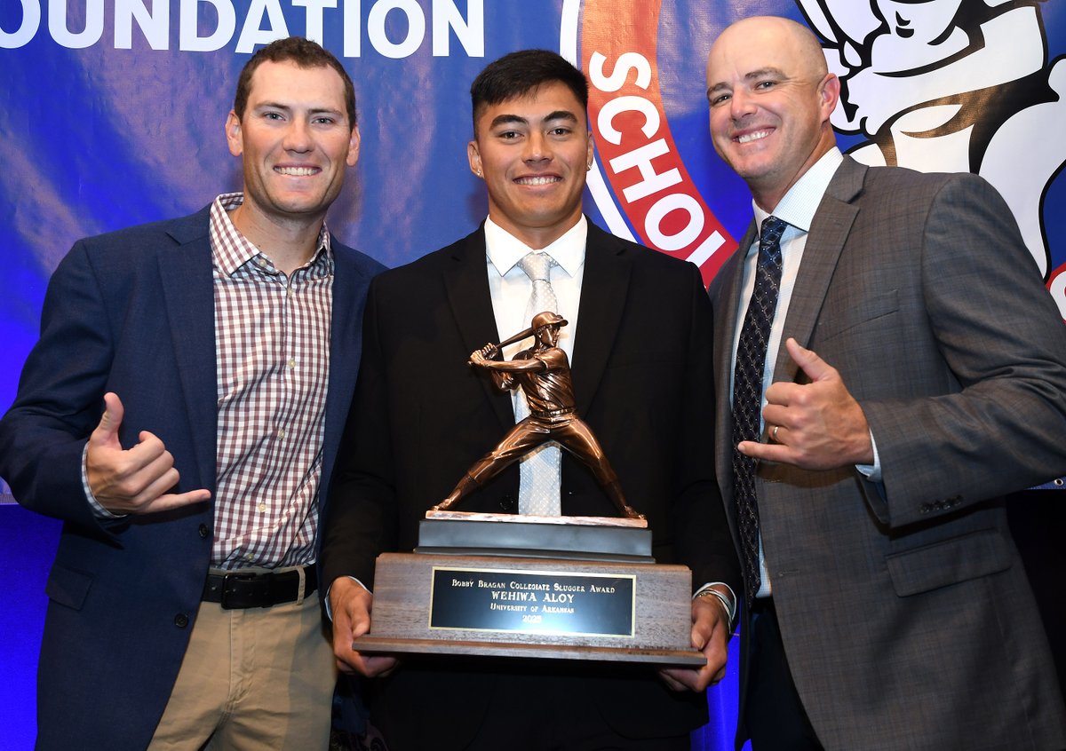RazorbackBSB's tweet image. Your winner of the 2025 Bobby Bragan National Collegiate Slugger Award: Wehiwa Aloy 🤙