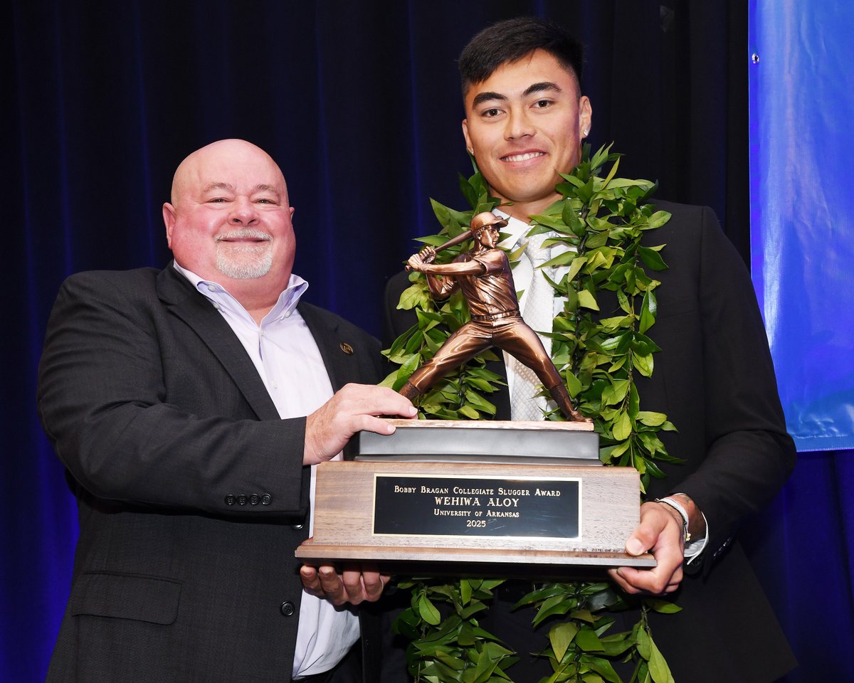 RazorbackBSB's tweet image. Your winner of the 2025 Bobby Bragan National Collegiate Slugger Award: Wehiwa Aloy 🤙