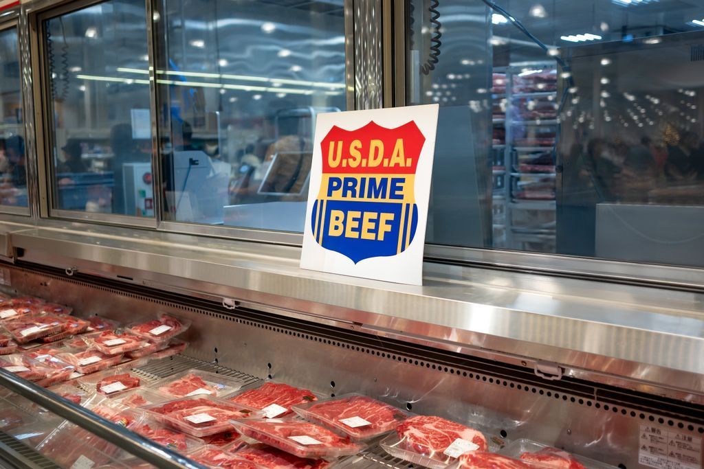 PNS_News's tweet image. USDA spent $4.8B on food for nutrition programs last year, nearly half went to just 25 companies. Tyson tops the list; Minnesota’s Jennie-O ranks #6.
Advocates say smaller sustainable farms are being left out: buff.ly/cUI4qcb

#FoodPolicy #SustainableAg #USDA