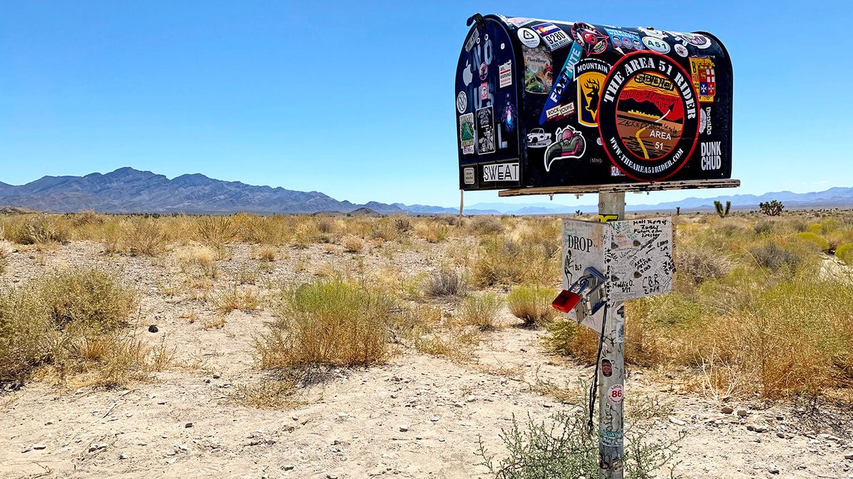FrontierTerr's tweet image. #EvenStrangerThings: Hoping to have a close extraterrestrial encounter of your own? Thanks to its proximity to Area 51, the storied Black Mailbox in Rachel just may be your chance. ow.ly/jUwQ50Xqh8m