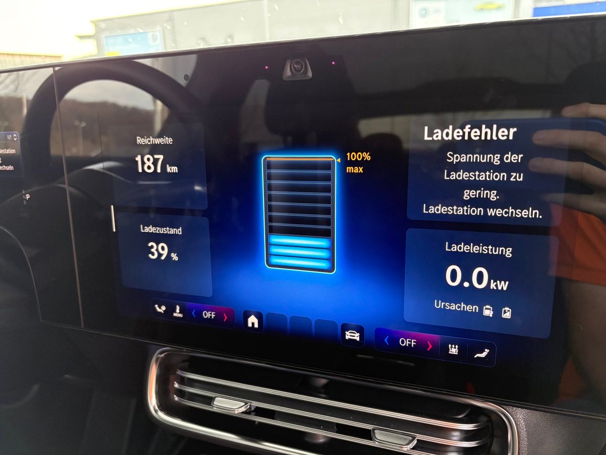 electricfelix's tweet photo. 🚨 When in Germany
don't visit @TeslaCharging
with your brand new CLA 🚨
why is it so so hard for Mercedes !
it's simply too early to pretend "we don't need 400V compatibility" on a LUXUS BEV?
come on!!! #alwaysbecharging ⚡️⚡️⚡️ https://t.co/463wDbj9oJ