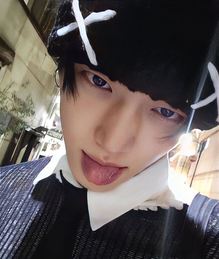 no labels. just aaron (Conan Doyle's version) 🦕🍇 tweet media