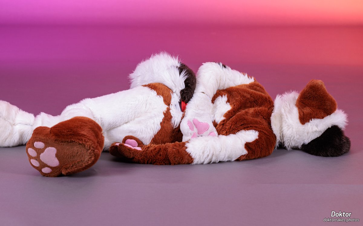 Ah fuck, the weekend just started and i’m already fuckin’ ded #fursuitfriday

📸 @/doktor