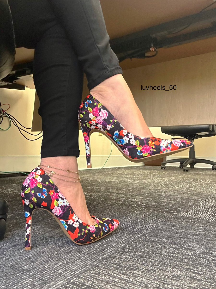 luv_heels's tweet image. #luvshoes #highheels #heels #fridayvibes #shoes #stilettos #officeheels #flowers #heelsoftheday #tgif #FridayFeeling  Have a great weekend everyone 💐😘
