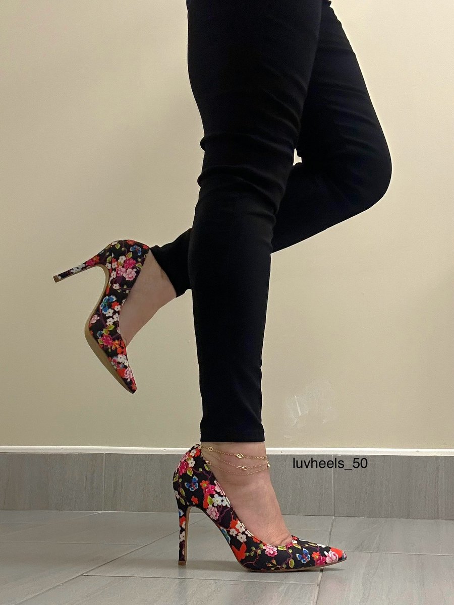 luv_heels's tweet image. #luvshoes #highheels #heels #fridayvibes #shoes #stilettos #officeheels #flowers #heelsoftheday #tgif #FridayFeeling  Have a great weekend everyone 💐😘