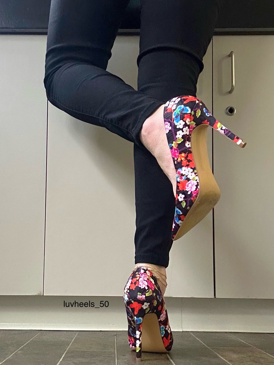 luv_heels's tweet image. #luvshoes #highheels #heels #fridayvibes #shoes #stilettos #officeheels #flowers #heelsoftheday #tgif #FridayFeeling  Have a great weekend everyone 💐😘