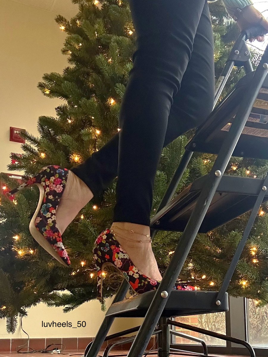 luv_heels's tweet image. #luvshoes #highheels #heels #fridayvibes #shoes #stilettos #officeheels #flowers #heelsoftheday #tgif #FridayFeeling  Have a great weekend everyone 💐😘