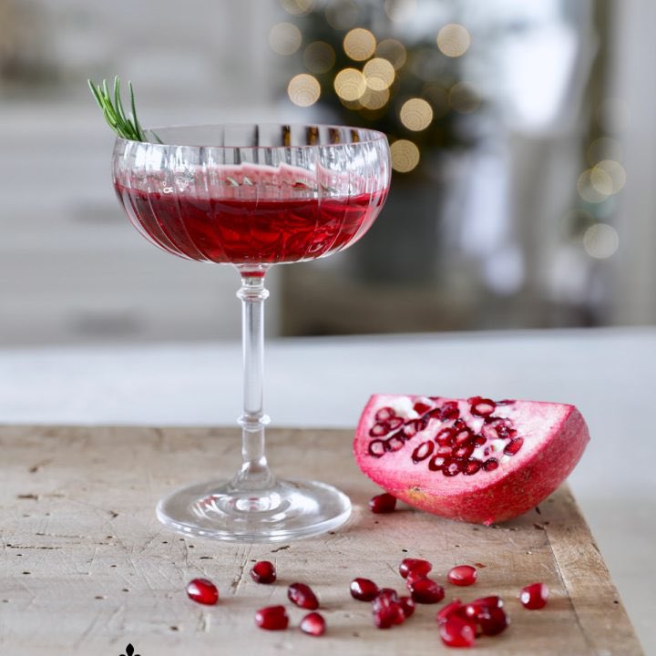 ebeth360's tweet image. If you’re sipping something, prove it. 🍸 #minionshappyhour
@Stillsmack @DesiFlurane @KiKi1185 @danielp_reid 
📸 Pomegranate Gimlet