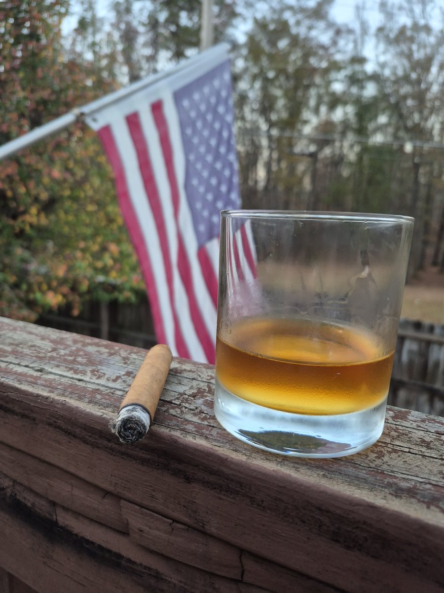 TheDylan88's tweet photo. Mayflower cigars and glass of bourbon is a good way to spend a friday night @michaeljknowles https://t.co/fSVYLNVWRT