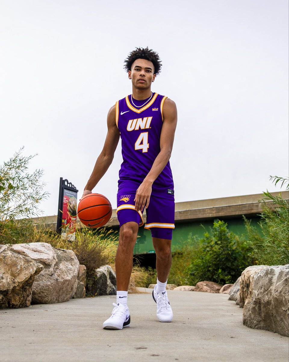 UNImbb's tweet photo. Can’t go wrong with the purple.

#EverLoyal | #1UNI | #Family | #UNIMBB125 https://t.co/eAvczRqlO3
