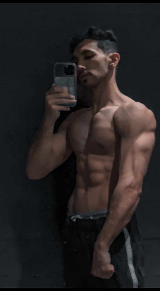 «أنا من واقع ست سنوات تدريب بالكالسثنكس، اكتشفت شي ما قد شفته أحد يتكلم عنه بشكل واضح… الكالسثنكس ما لها مرجع، ما لها كتاب، ما لها مدرب “رسمي” يقولك هذا الصح وهذا الخطأ. هي رياضة شوارع، تعتمد على تجربتك وعلى إحساسك.

وبصراحة… معظم التطور اللي وصلت له ما كان من نسخ تمارين أحد.