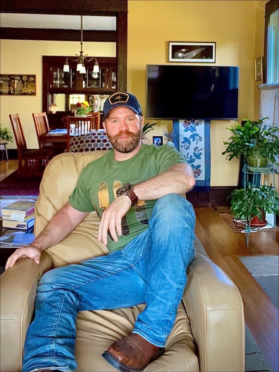 MustangJedi's tweet photo. if he’s possessive, confusing, and never where he’s upposed to be, he ain’t ur man he’s an apostrophe https://t.co/5ByoZYSyHQ