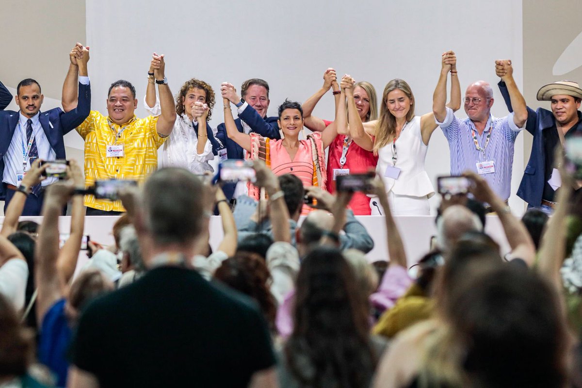 Hoy llevamos nuestra bandera al mundo🇨🇴✊🏾. La izamos no solo en nombre de un país, sino de una convicción profunda: el consenso es con la vida, con los pueblos y con la ciencia.

En Belém, en el corazón vivo de la Amazonia, lideramos junto a 23 países la Declaración de Belém
