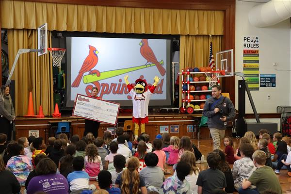 StephenHall_PR's tweet image. Via @officialsps: “Springfield Cardinals donate thousands to support SPS schools during site visits for grant delivery” – bit.ly/3XbsOso. #SupportSPS @Sgf_Cardinals @AOESPS @EugeneField1 @RountreeOwls  🎉 ⚾