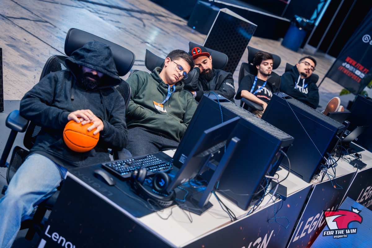 AFTER HOUR`s POST:

Mais um dia no <a href="/GamesWeek/">Lisboa Games Week</a>, mais um dia que a nossa equipa descansa da melhor forma:
Nas "camas" XTC da <a href="/ThunderX3Global/">ThunderX3</a> !

#ftwesports #FTWLGW