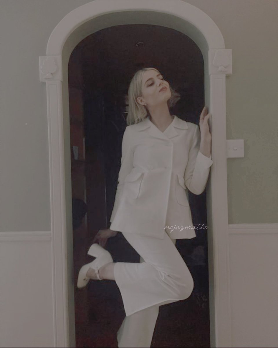 mojeswiatlo's tweet image. ㅤㅤ
ㅤㅤㅤㅤㅤㅤ
ㅤㅤㅤㅤㅤHeavy-hearted we roam 
ㅤㅤㅤㅤㅤㅤmemories can't let go.
ㅤㅤㅤㅤㅤㅤEverything's so 𝒉𝒐𝒍𝒍𝒐𝒘,
ㅤㅤㅤㅤwe fear what we don't know.
ㅤㅤㅤㅤㅤㅤ