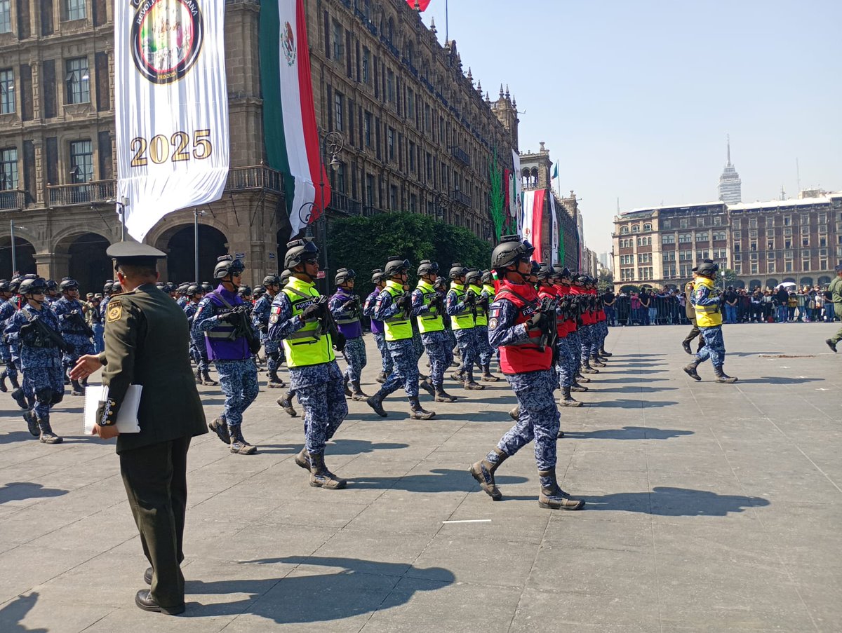 GnMexa's tweet image. Su uniforme no es un disfraz, es un símbolo de servicio y un juramento de lealtad. Gracias a ustedes, nuestra nación está segura.🇲🇽

#militares #mexicanos