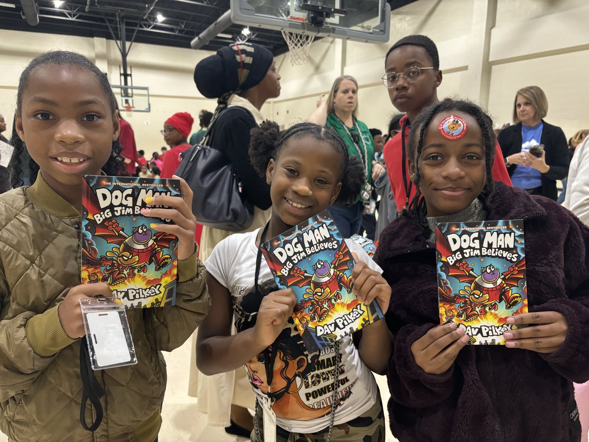 shebriej's tweet image. South Salem 4th and 5th grade Ss met bestselling author Dav Pilkey  Some of our readers took home gift bags and gift cards to grow their home libraries. Students left with a signed copy of his latest book, what an incredible EXPERIENCE for our NCS students! #NCSAchieves #E3